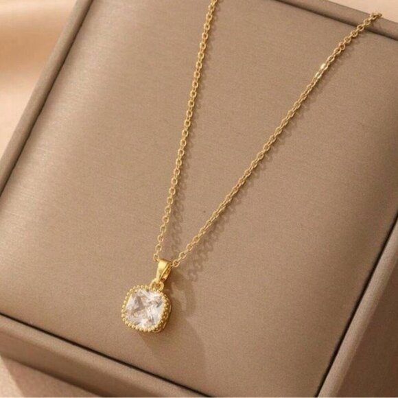 18k Gold Plated and White Teardrop Pendant Necklace Stainless Steel - Picture 1 of 3